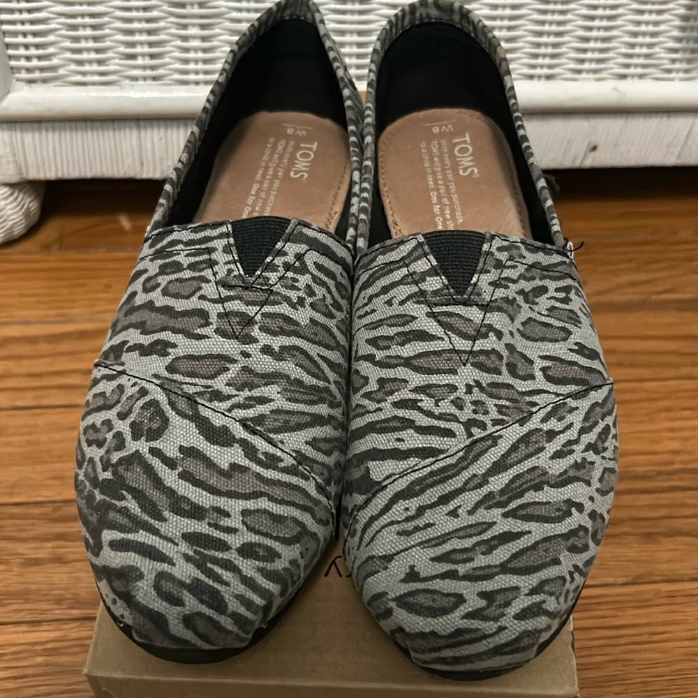 Toms cheetah print shoes